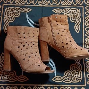 TORRID ANKLE HIGH TAN BOOTS